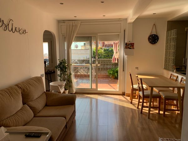 Bright 2-Bedroom Penthouse with Sea View Terrace – 10 min Walk to the Beach, 30 min to Barcelona