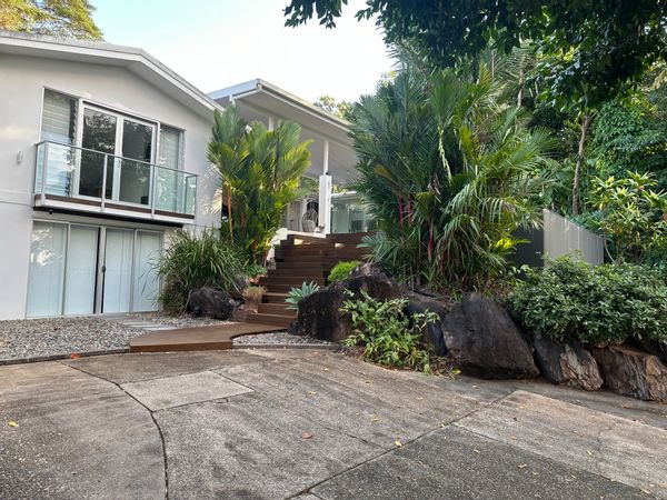 Charmaine    ( Yogawathee )ina kuća