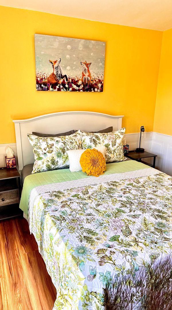 1 queen bedroom with fully aequipped en-suite! Kitchen with full sized appliances. Xtra large deck with bbq and fire pit area. Surrounded by quiet but nearby Americas Halibut fishing capital of the world, Homer, Alaska.