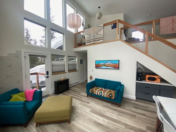Alaska- Modern 2 story chalet at base of Alyeska Ski Resort, w/ epic hiking, biking, skiing, fishing