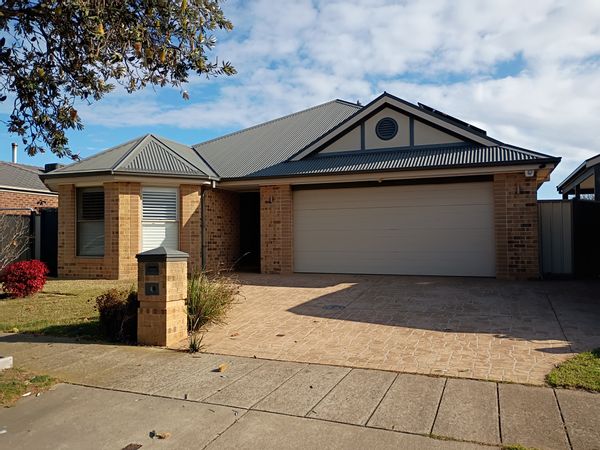 Pearl Bay Passage Coastal home in summer holiday township