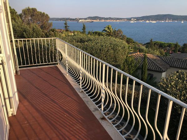 Claire & Caroline & Chrisina kuća