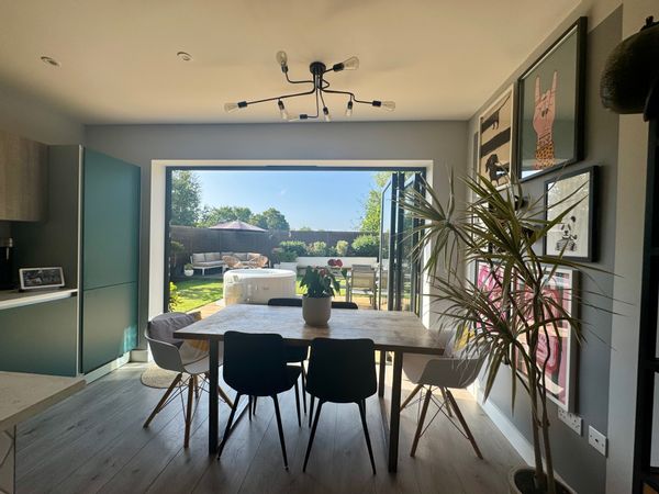 Modern & Comfortable 3-Bed Home with Garden – Easy Access to Central London