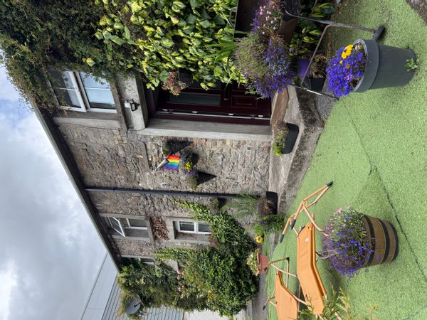 Mi casa es una hermosa vivienda a las afueras de la preciosa ciudad de Dublín.