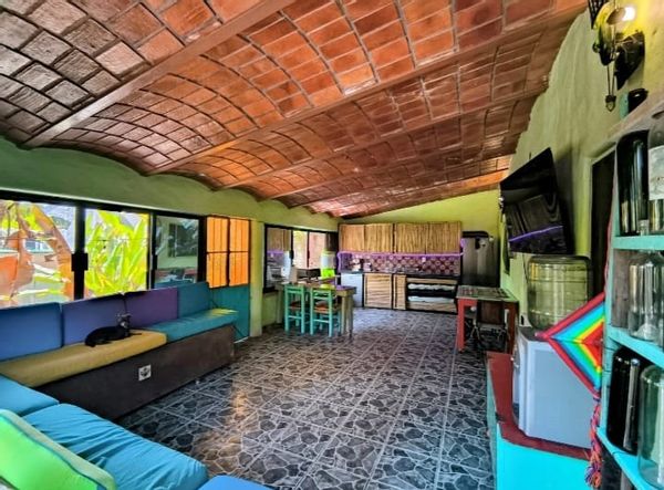 house 3 bedroom 4 bathrooms full equiped kitchen with a salt watter pool