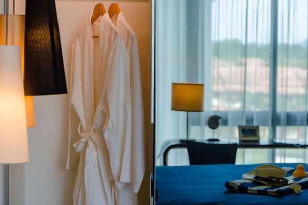 Famous Ocean Stone building in Laguna 5 min walk to Baot Avenue, Porto de Phuket and to the beach.