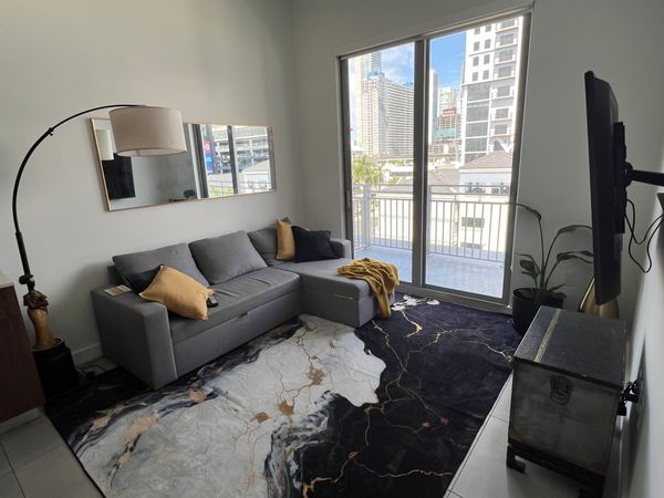 Luxury apt in downtown Miami,near  shops, dining. 15min to SOBE/Miami airport , Rooftop, gym, sauna.