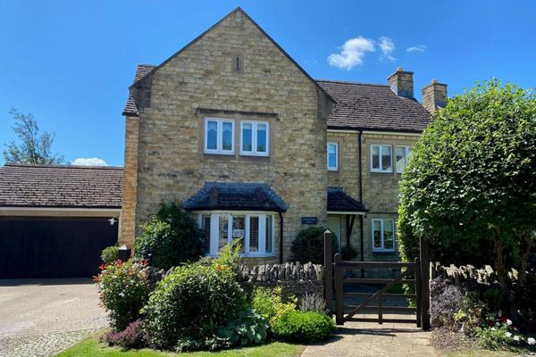 Charming 4 bed detached family House in the Cotswolds, with open countryside and private parking