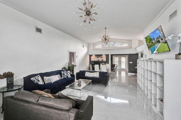 Stunning waterfront beach house w/pool & tikibar