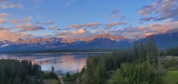 Adventure starts here! 4BR home with all amenities. Near Banff Rocky Mountains, Hike, ski, fish!