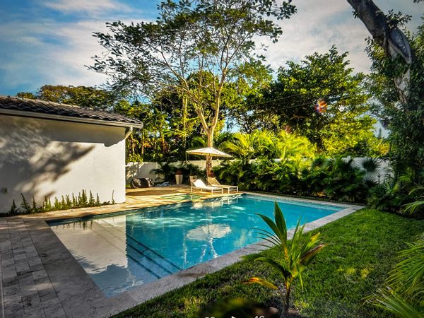 -4 bed/2 bath with pool home -Charming house in Miami -Family friendly/ calm neighborhood