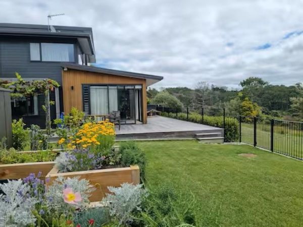 Tranquil new home in Green oasis near lovely beaches in Auckland