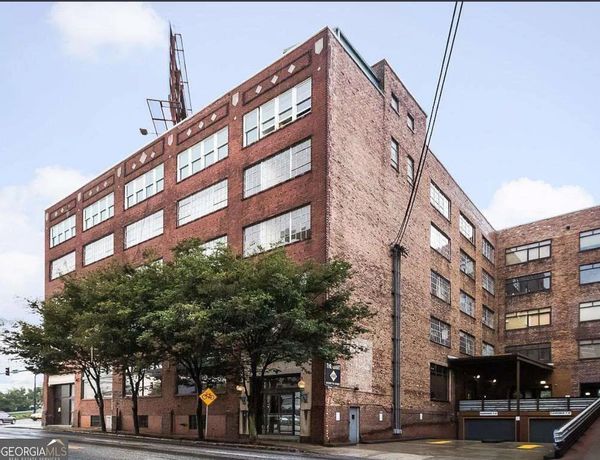 Eric's house Authentic Loft in the heart of Downtown Atlanta ! Tons of light and great City views.