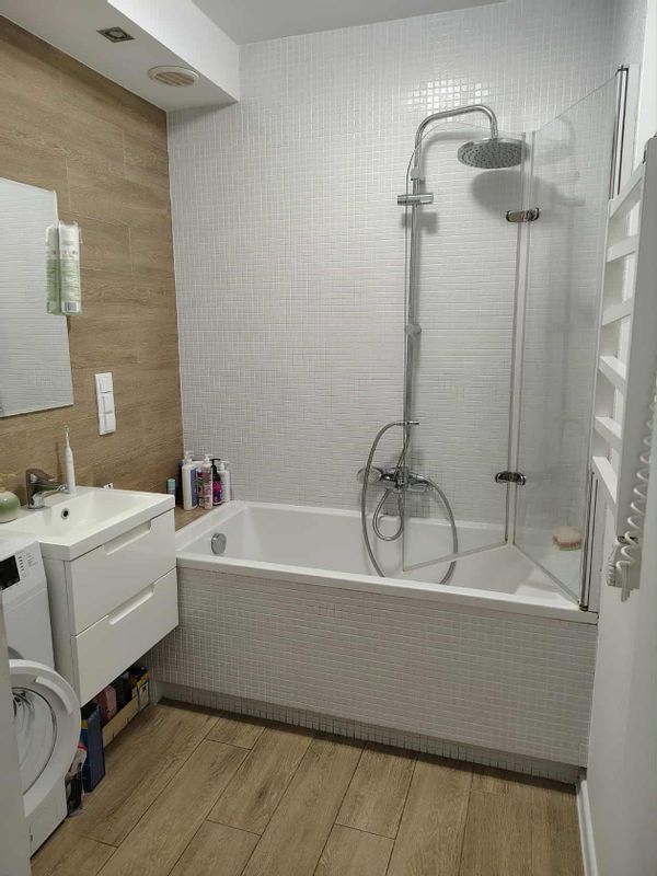 Bright 2-room apartment with 2 bathrooms in a quiet, green neighborhood