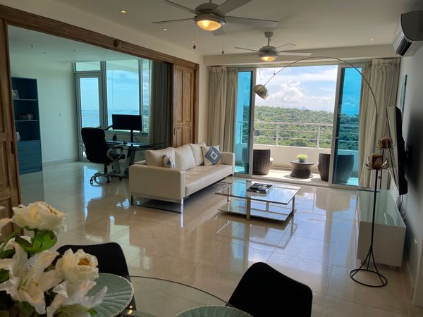 Oceanview Luxury Apartment with Rooftop Pool