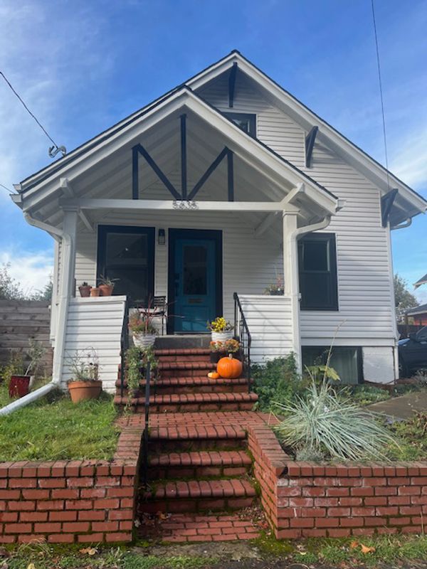 Beautiful home with Alberta park view, walking distance to lots of foods and drinks.