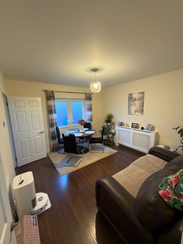 Cozy family home with gardens & cat companions – Near Sheffield & Scenic Trails