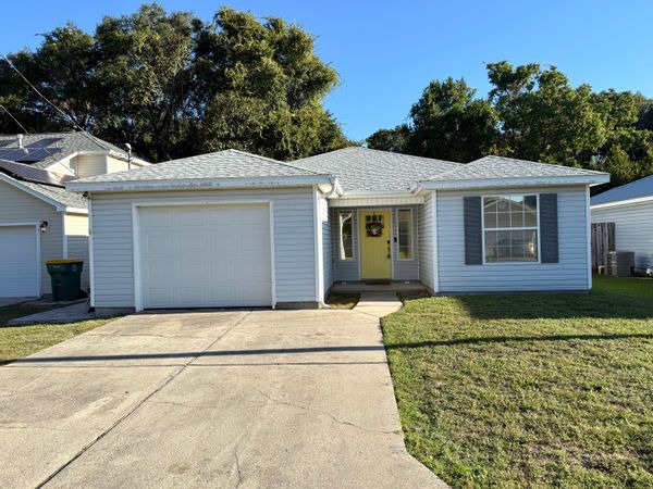 Cozy beach house with backyard hide away
