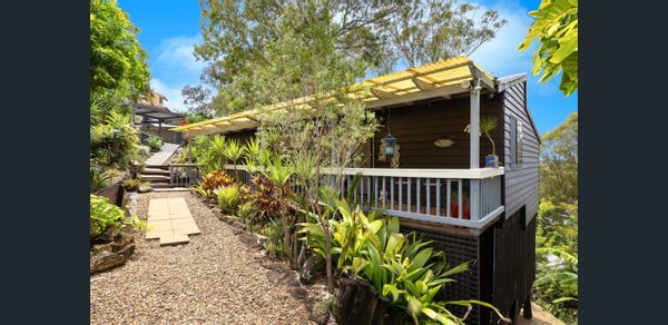 Bushland house, loved by native birds, 7 minutes from the beach