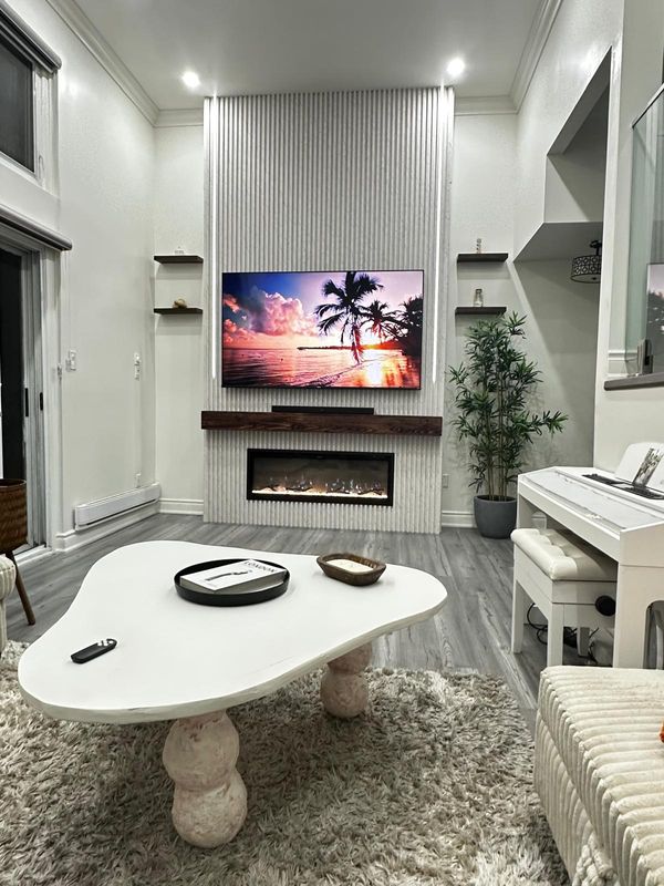 Charming home, modern, and ideally located in a quiet, safe neighbourhood. Close to parks, shopping.