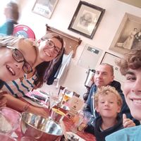 Emilie, Mika et leurs garçonss hus