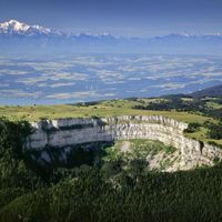 between lake and mountain