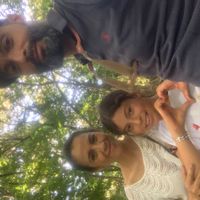 John, Maritza y Alaias hus