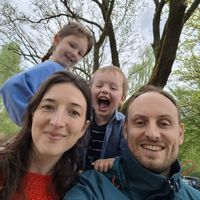 Family-friendly residency on top of a forest-clad hill