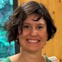 Ayşenur's quiet room with a garden view