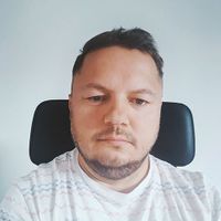 Large house with a garden, sunny interiors. Private parking.